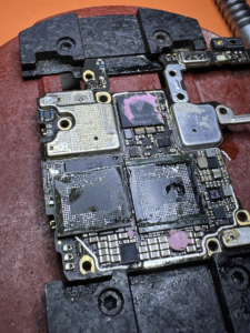 Puce CPU d'un OPPO Find X5 Pro en cours de micro-soudure chez ToFix