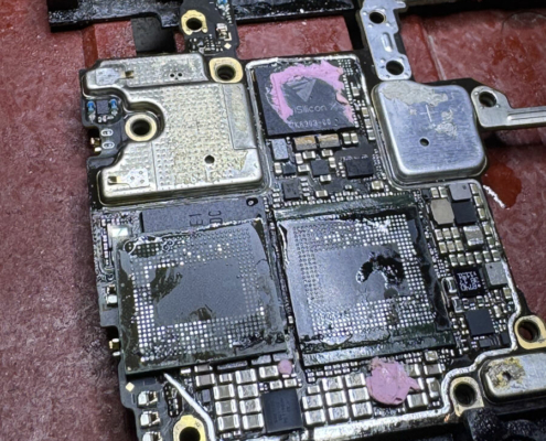 Puce CPU d'un OPPO Find X5 Pro en cours de micro-soudure chez ToFix