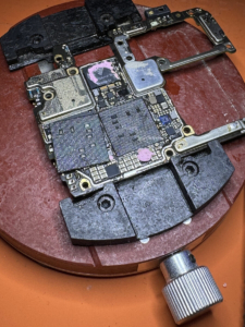 Retrait de la puce CPU sur la carte mère d'un OPPO Find X5 Pro