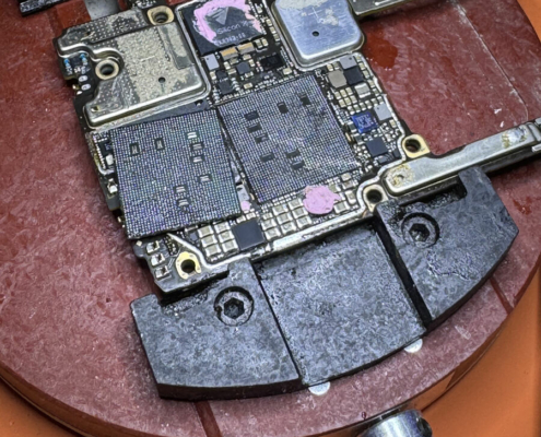 Retrait de la puce CPU sur la carte mère d'un OPPO Find X5 Pro