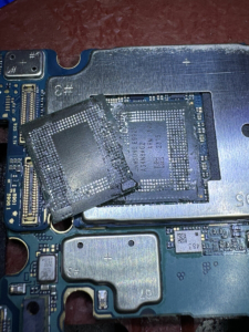 Puce CPU Samsung sur carte mère de Galaxy S22 en cours de réparation