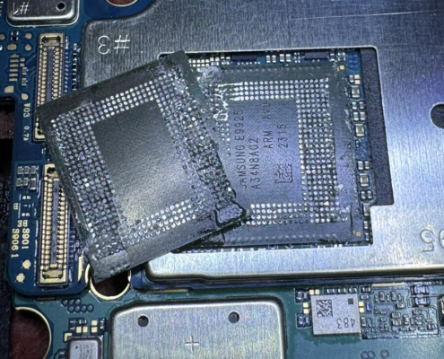 Puce CPU Samsung sur carte mère de Galaxy S22 en cours de réparation