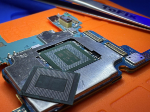 Micro-soudure de la puce CPU d'un Samsung Galaxy S22 chez ToFix