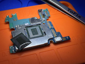 Reballing de la puce CPU d'un Samsung Galaxy S22 à l'atelier ToFix