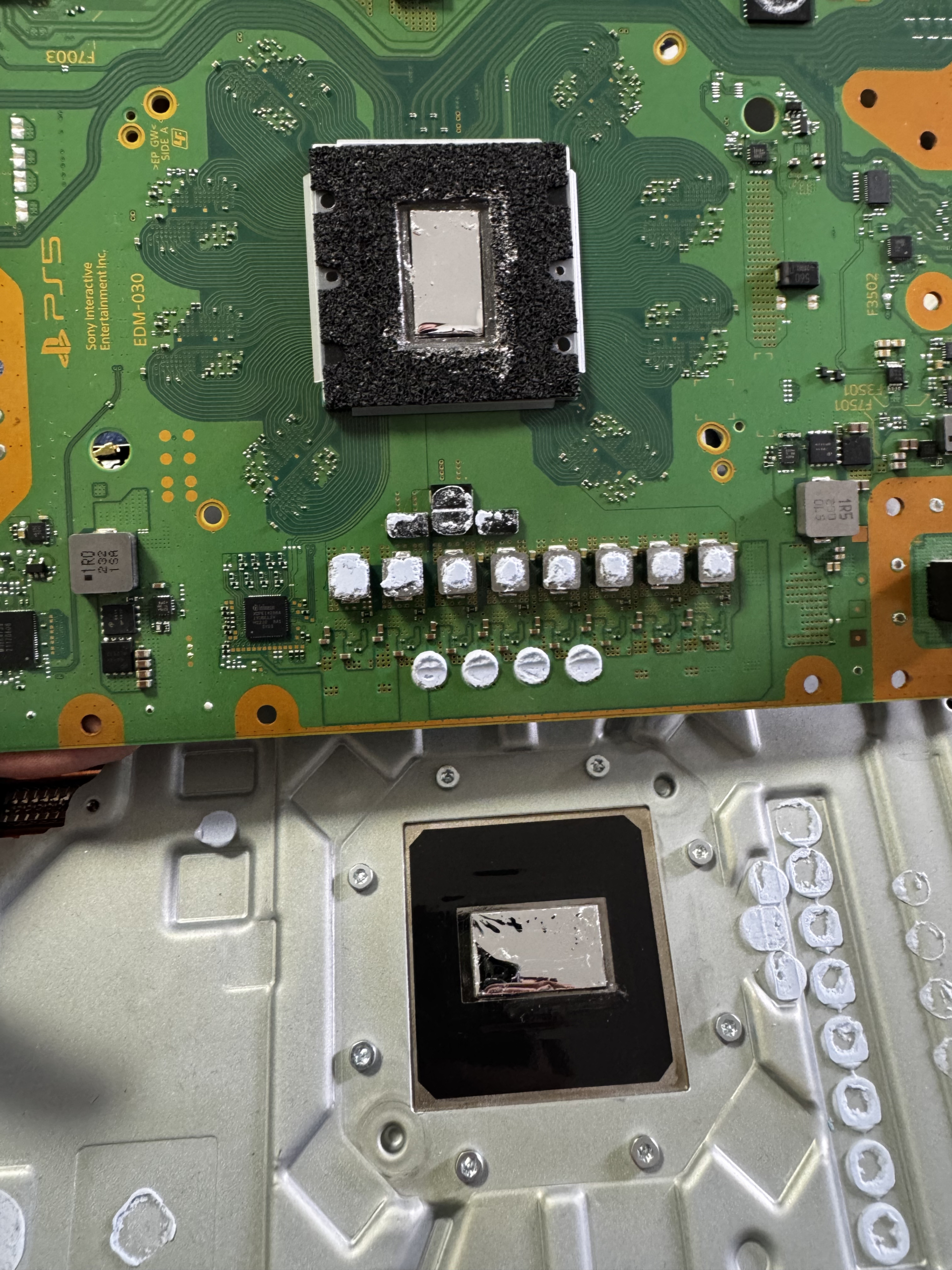 Remplacement métal liquide PS5 – carte mère ouverte | ToFix Liège