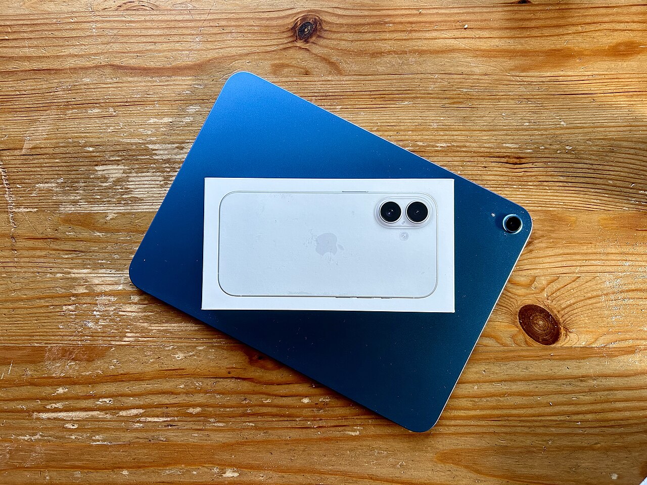 iPhone posé sur une table en bois
