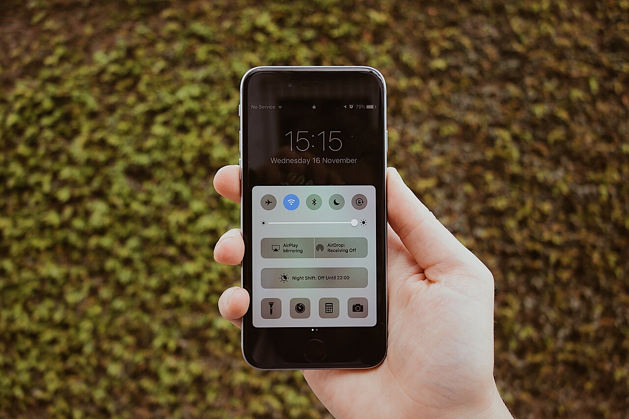 Smartphone tenu en main