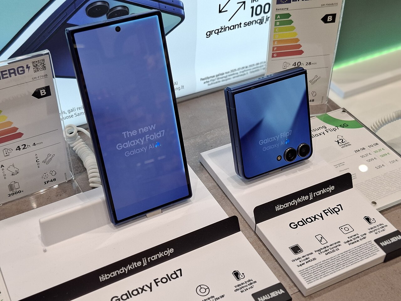 Smartphones pliables Samsung en magasin